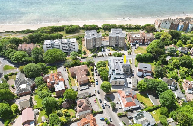 Stylish Coastal Apartment in Boscombe | Modern Comforts Near Sandbanks & Jurassic Coast