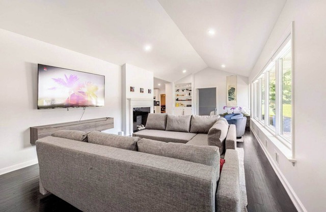 Stylish Comfort/Modern/Chef Kitchen/4 BR/2 Baths
