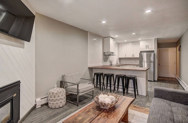Stylish Condo w/Hot Tub & Pool, Walk to Downtown Frisco!