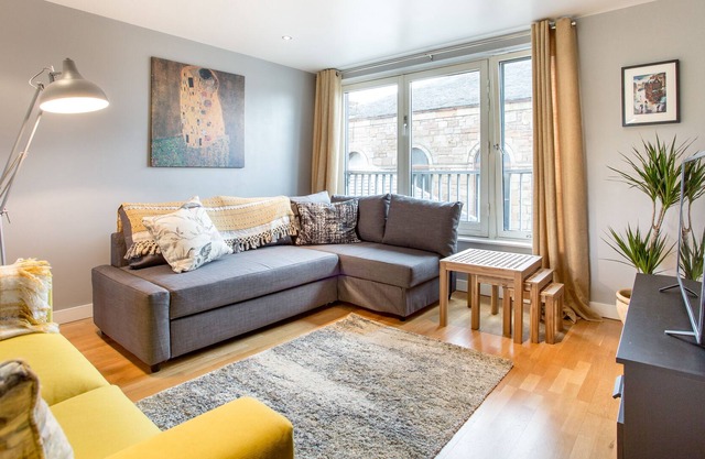 Stylish contemporary 2 bed apartment close to Glasgow City Centre