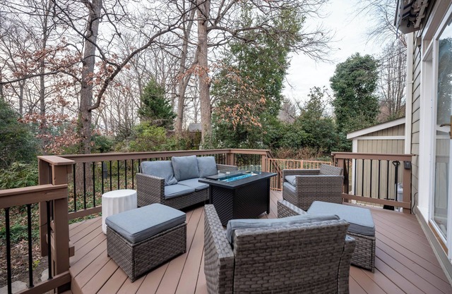 Stylish Corporate Retreat Near DC with Finished Basement in Central Arlington