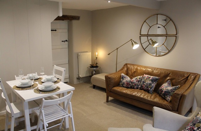 Stylish cottage inc. breakfast, sleeps 4