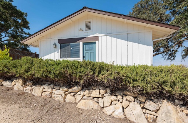 Stylish Cottage on 24 acres w/Endless Vineyard Views and Heart Hill on 46 West