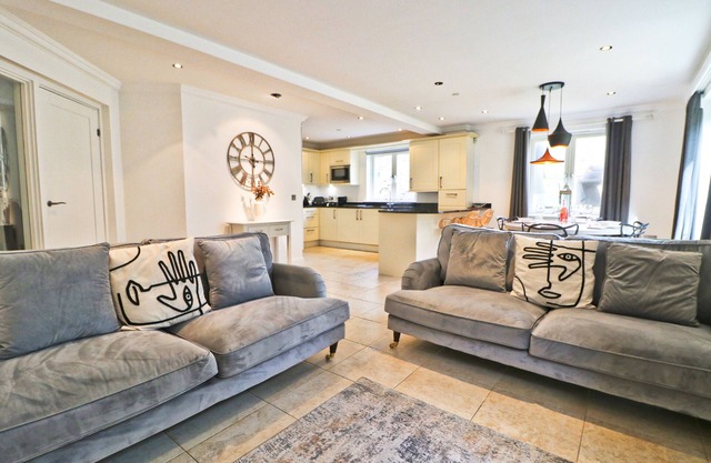 Stylish dog friendly apartment, patio garden, by the beach