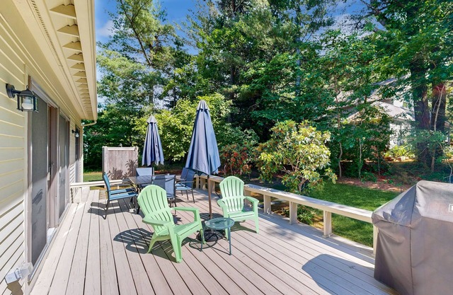 Stylish dog-friendly home near beaches & Fells Pond with huge deck & fireplace