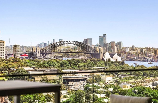 Stylish Double Storey Apt + Harbour Bridge Views!