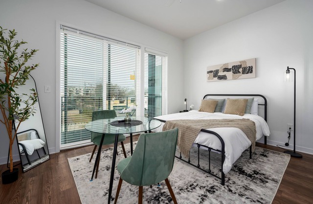 Stylish DT Studio w/Private Balcony!