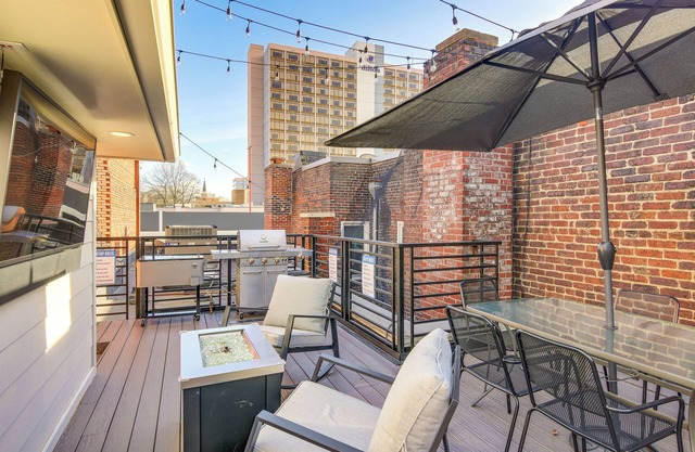 Stylish Dtwn Knoxville Condo w/Rooftop Deck!