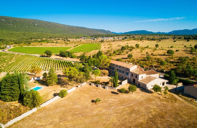 Stylish duplex within an award-winning vineyard; shared pool; great location
