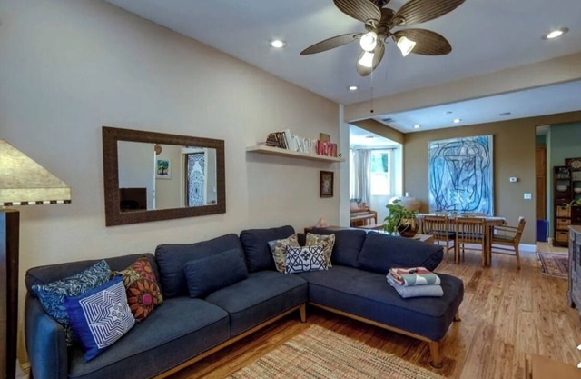 Stylish, Eclectic two bedroom Retreat Near Downtown & Redwood