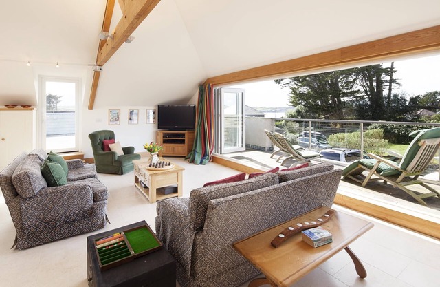 Stylish Family House in Rock, Close to Beach with Water Views & Outside Space