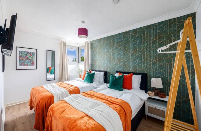Stylish Home Excellent Location Free Parking Fast WiFI Smart TVs