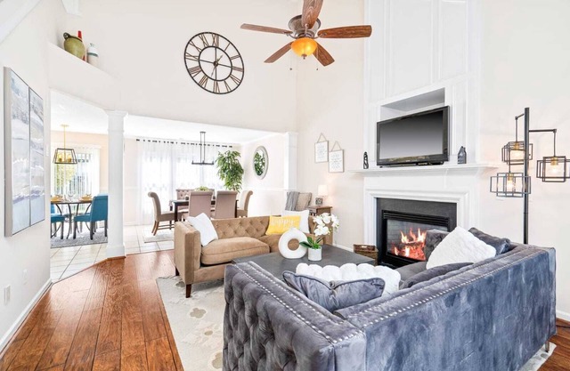 Stylish Home Pet-Friendly 3BR 3BA Private Fence Backyard