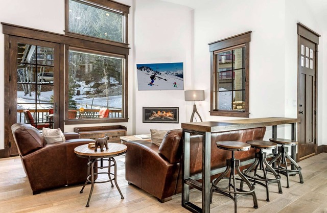 Stylish Home with Hot Tub - Fit the Whole Family for Perfect Getaway this Fall or Winter!