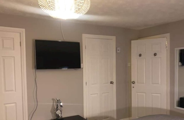 Stylish House 4 beds Jacuzzi Gym fast Wi-Fi Parking