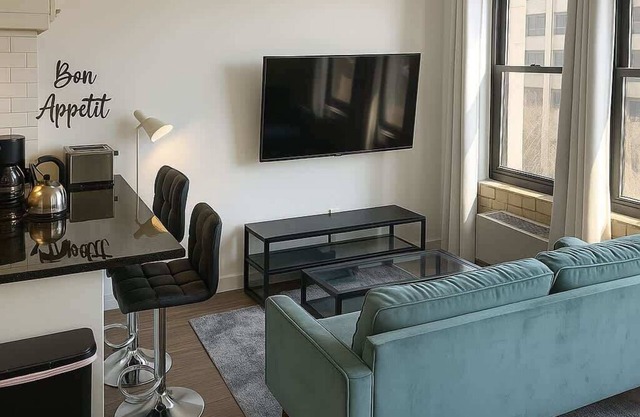 Stylish HydePark Studio Retreat