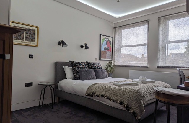 Stylish Interiors, Garden, Parking 3BRB Flat