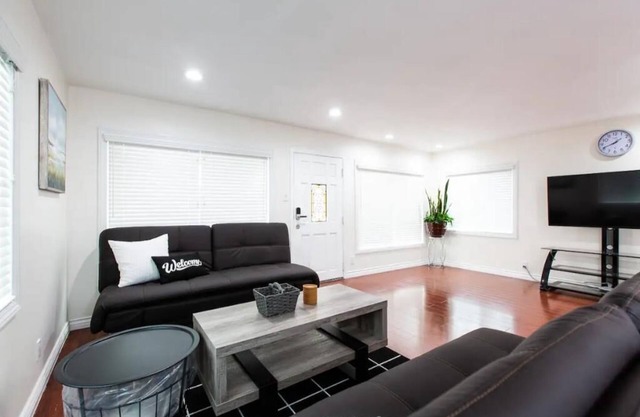 Stylish LA House 3B2B with Self Check-in Near Downtown Los Angeles