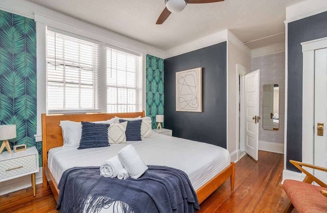 Stylish Luxury Condo| King Bed| Amazing Location