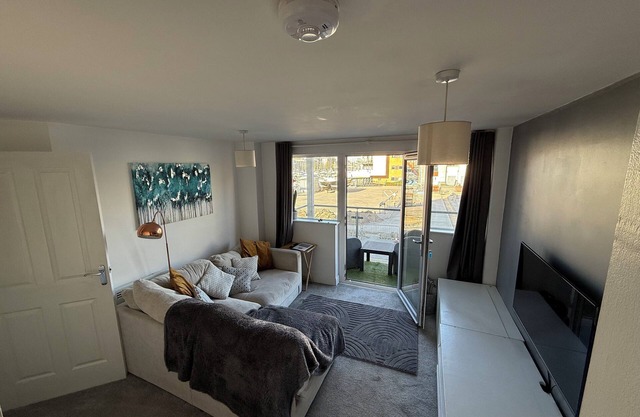 Stylish Marina Apartment with Stunning Views