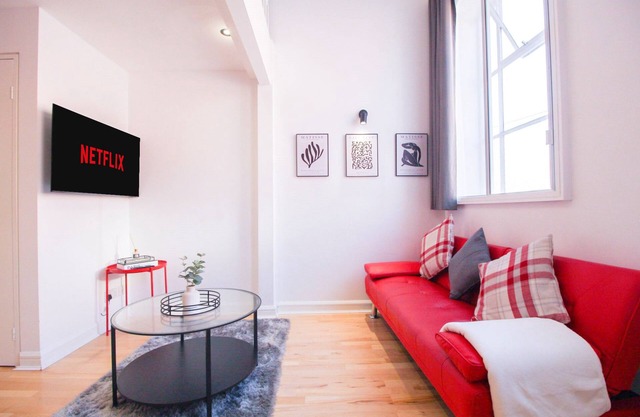 Stylish Mezzanine – Birmingham Centre - Parking Sleeps 4
