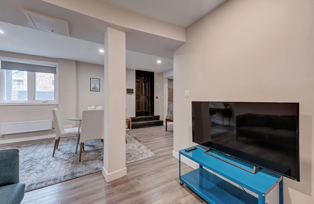 Stylish Modern 2 Bdrm Apartment Near Lake Ontario