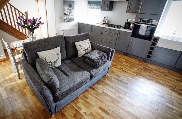 Stylish, modern cottage sleeps 4 with private hot tub. 45 mins from Edinburgh.