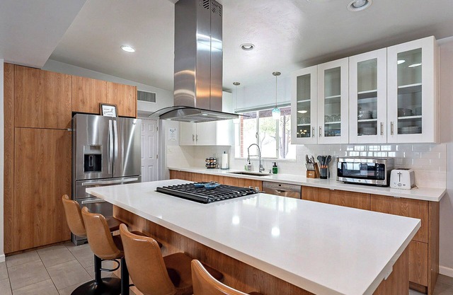Stylish Modern Vintage 3BR/2BA with Pool Sleeps 8 - Low Summer Rates! 🏖️
