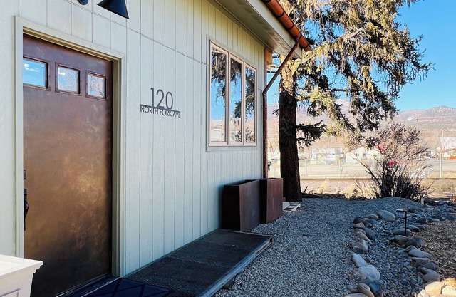 Stylish New Paonia Tiny Home: Walk Downtown, Views, AC, WiFi + EV