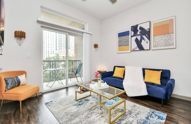 Stylish Oasis ~ ♥ of Downtown ~ ♛King Bed ~ Gym