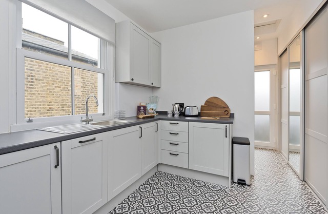 Stylish one bedroom flat near Kew Gardens by UnderTheDoormat