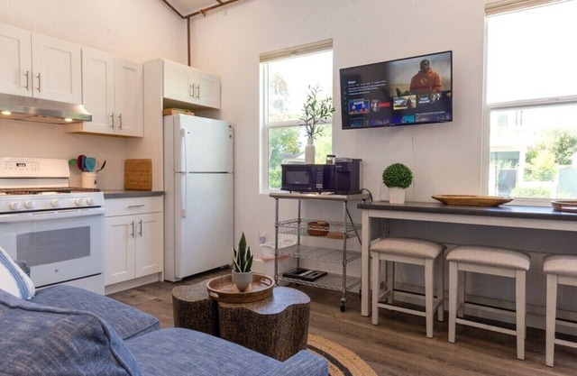 Stylish Private Gorgeous 2 Story Guesthouse + Parking