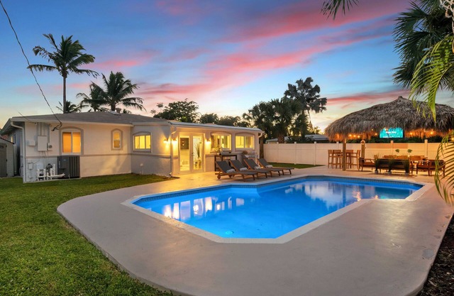 Stylish & Renovated 4BR W/Tiki + Heated Pool
