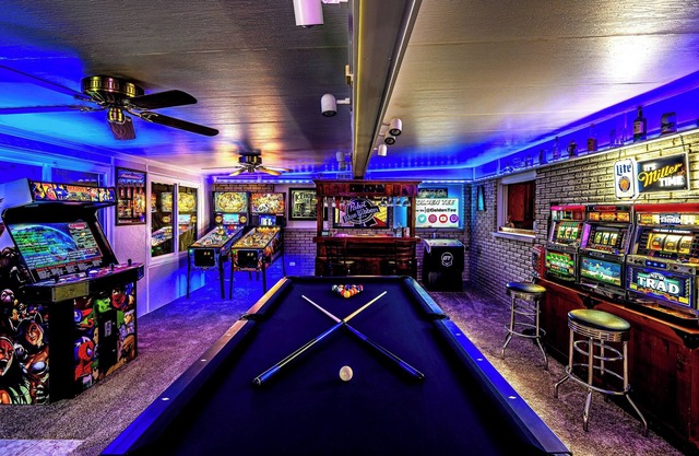 Stylish Retreat: Hot Tub, Spa, Massage Chair, Arcade, PinballnWPAFB Museum