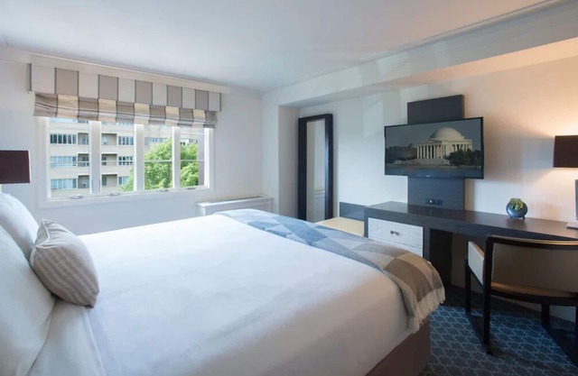 Stylish Room, Minutes to George Washington University, Pets Are Allowed!