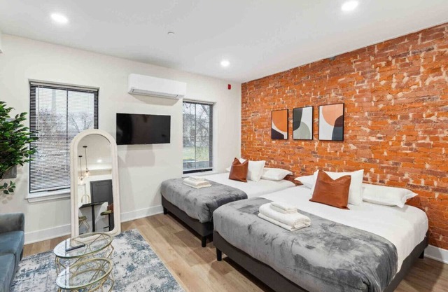 Stylish Studio Sleeps Four | 10 mins to DT (B)
