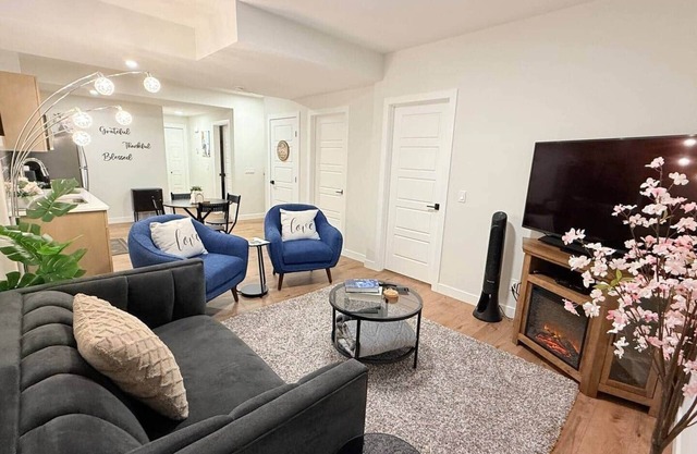 Stylish suite, family & work friendly, near mountains/parks, free WiFi+parking