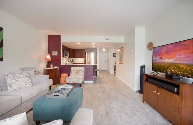 Stylish Top Floor Condo – Partial Ocean View, Pool, BBQs, Steps to Magic Sands