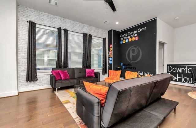 Stylish Townhouse Near Downtown Houston