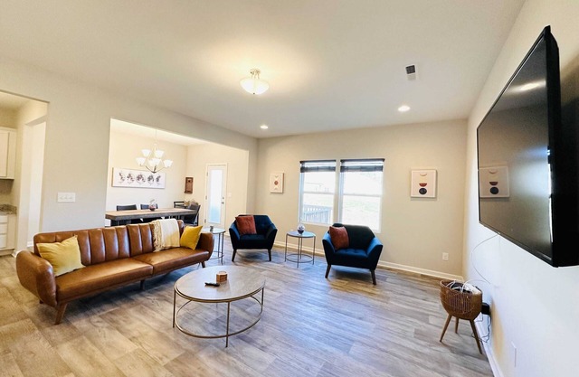 Stylish Townhouse Retreat in Peaceful Harrisburg