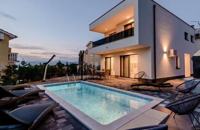 Stylish Villa Metra Maris2 with a sea view and a pool on Krk