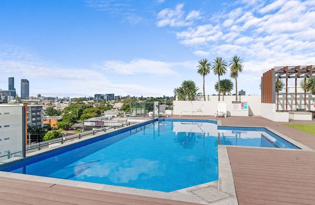 Stylish West End Stay with Rooftop Pool & BBQ
