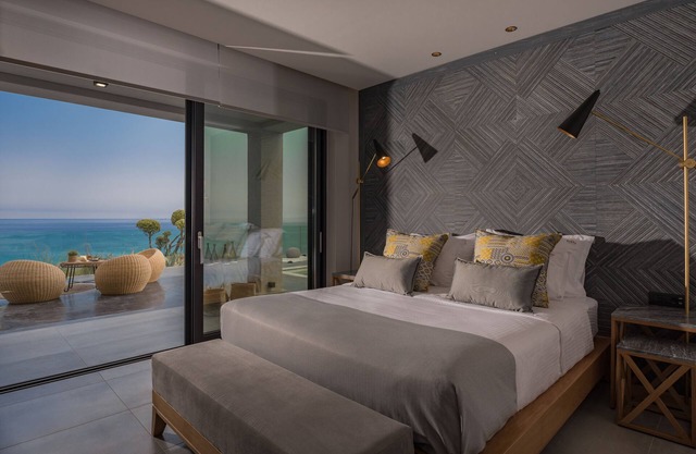 Sueño LUXURY VILLA a dream on the top of the hill in the entrance of Argassi