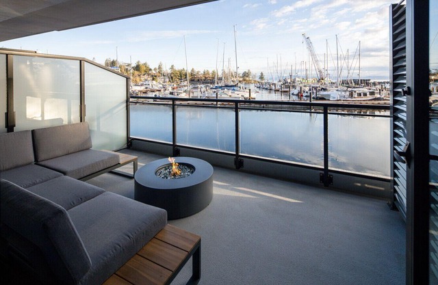 Suite 104 – One-Bedroom Oceanview King Suite