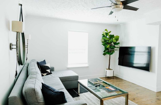 Suite 109: Luxe Music Row Stay, Walk to Gulch!