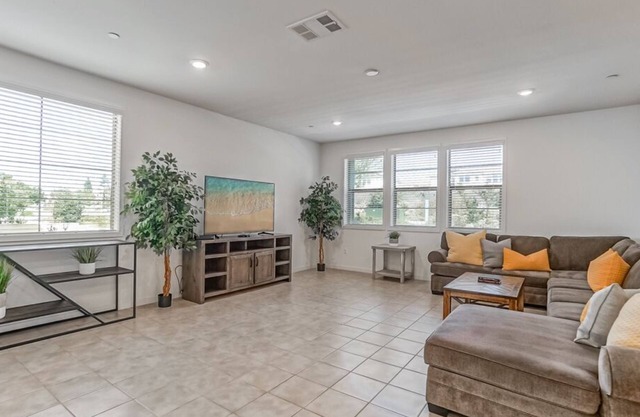 *Suite Getaway 2*Close to Beaches, Disneyland, Spectrum*
