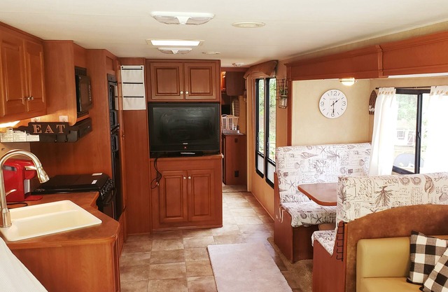 Sumerduck Farmhouse style RV * firepit * countryside