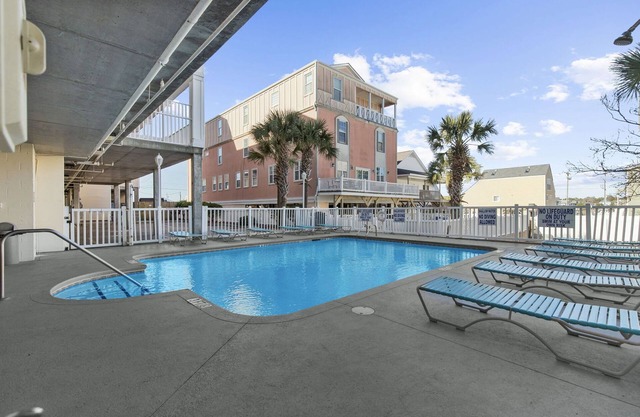 Summer Discounts! Ocean Views! Watch the waves roll in! Pool, Hot Tub, Grill!