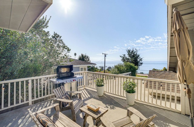 Summerland Home w/Beach Supplies: Walk to Beach!