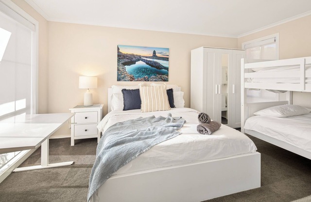 Summery 4BR Home by Mel Airport CBD & Watergardens